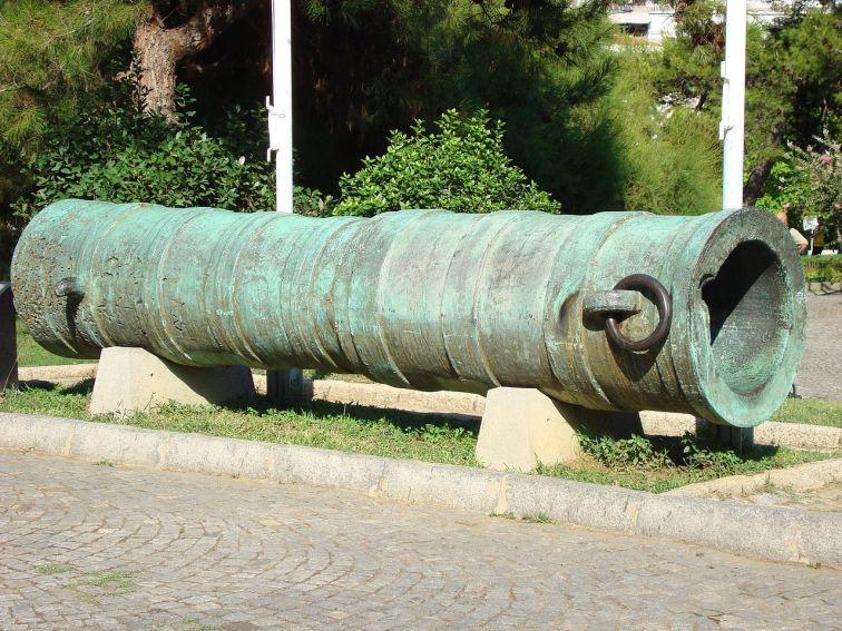 1280px-a_cannon_used_during_the_siege_of_constantinople2c_in_the_military_museum2c_istanbul_-_panoramio